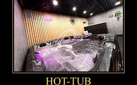 Penthouse Style Luxury 2 Bedroom House Has Hot-Tub, Extra Fees Apply